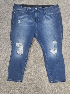 torrid Distressed Cropped Plus-Size Jeans in Dark Blue Wash